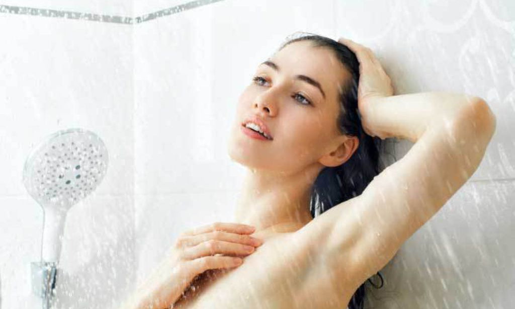 douche avec les pommes de douche filtrante pour la salle de bain PURELIFE de EXTENSOHAIR