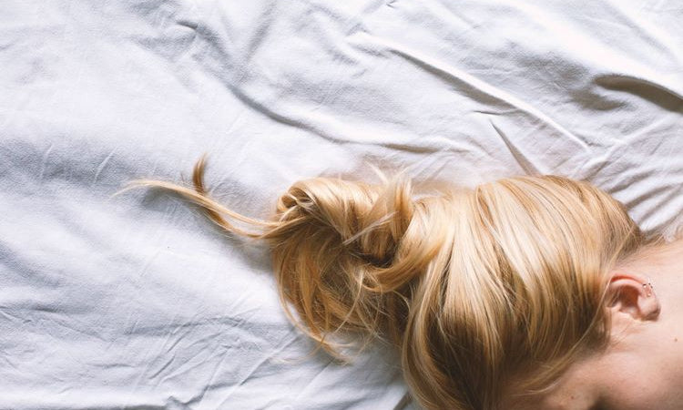 La taie d'oreiller en soie un bienfait pour votre peau et vos cheveux!