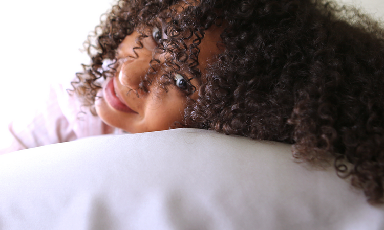 Protéger ses cheveux la nuit grace à la taie d'oreiller en soie