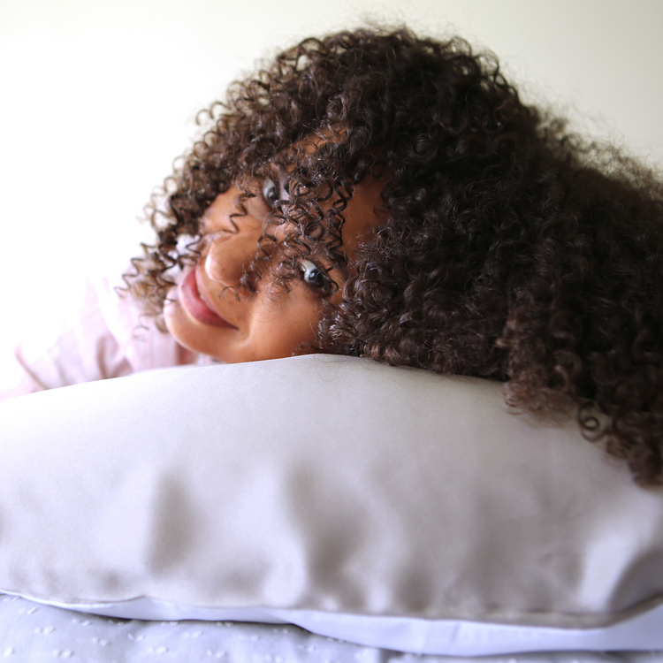 Protéger ses cheveux la nuit grace à la taie d'oreiller en soie